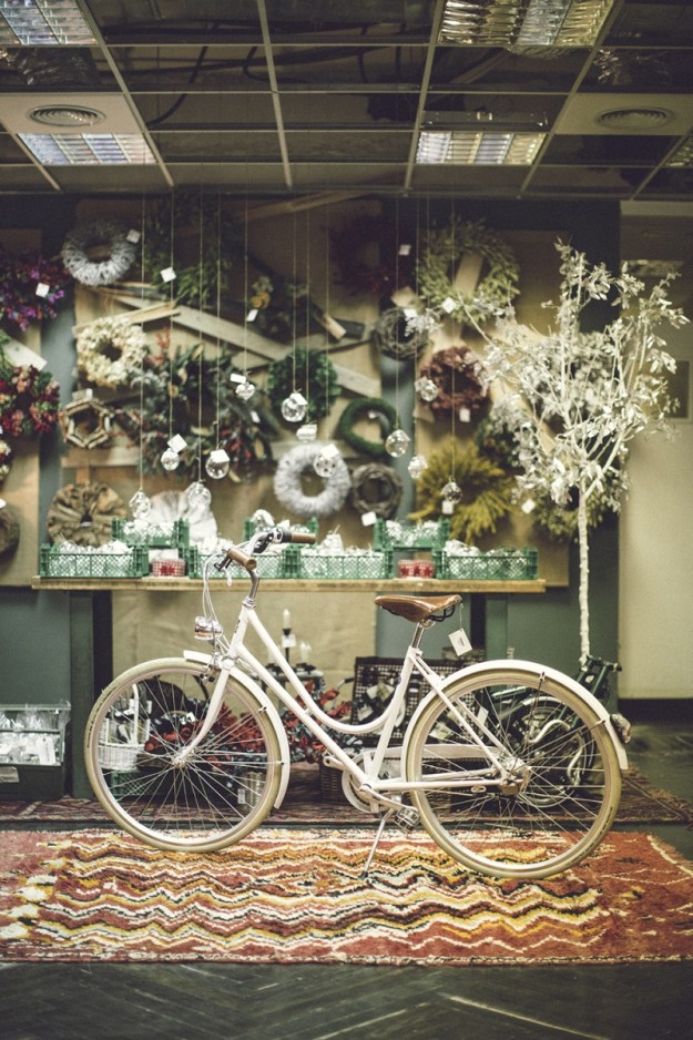 Bicicleta en un mercadillo navideño.