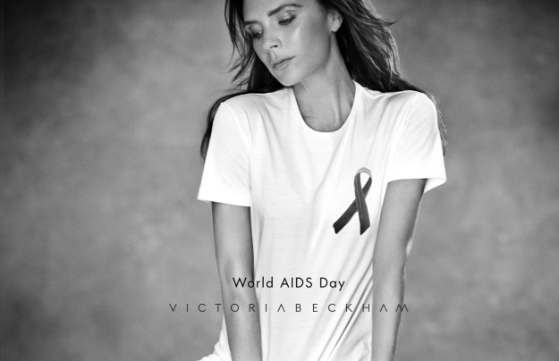 Victoria Beckham con la camiseta que ha diseñado contra el SIDA.