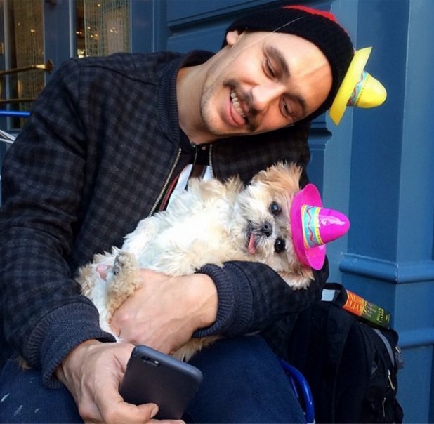 James Franco hacindose un selfie con un perro.
