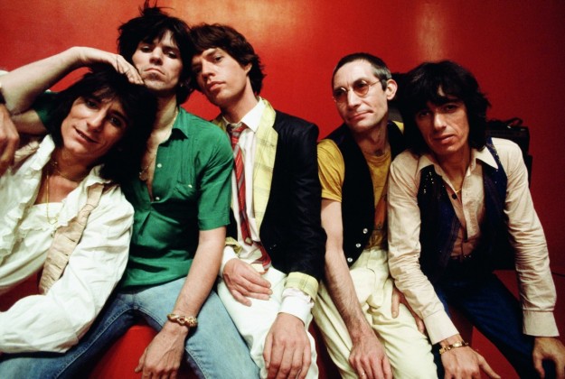 Los Rolling Stones sentados. 