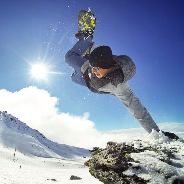 Un chico haciendo snowboard