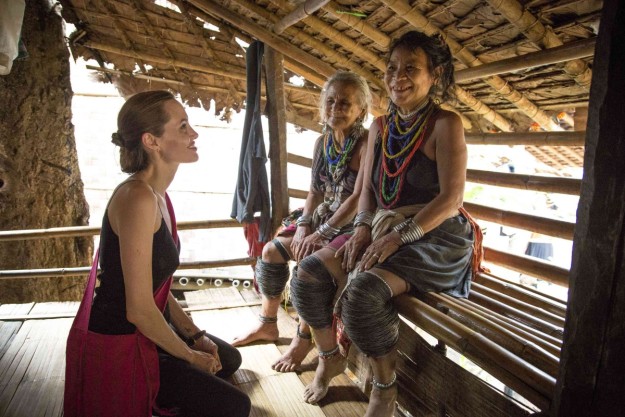 Angelina Jolie con dos mujeres durante uno de sus viajes a Camboya. 