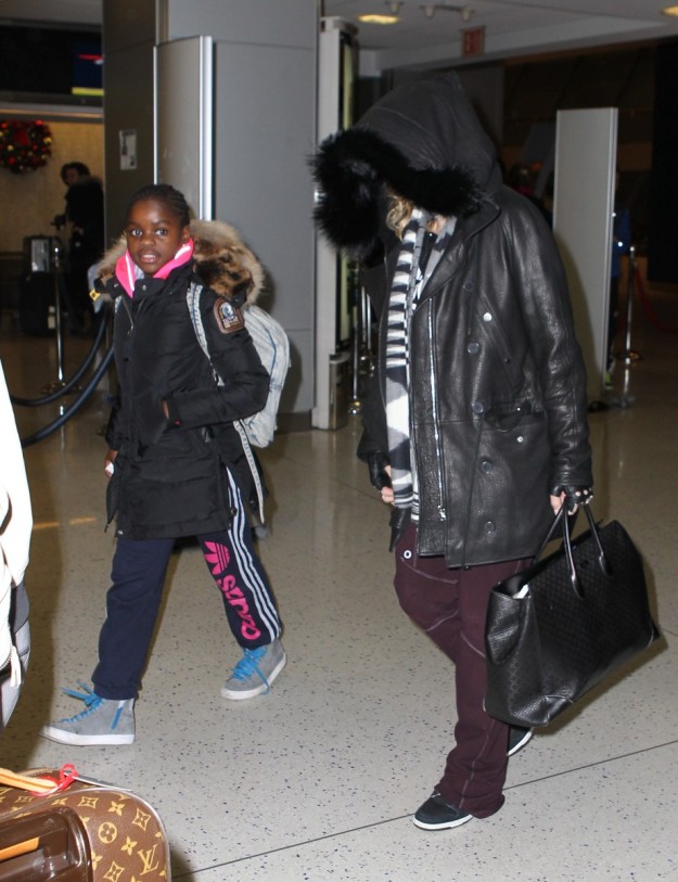 Madonna y su hija en el aeropuerto de L.A.