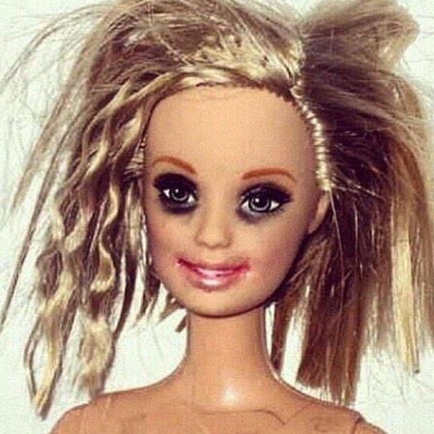 Barbie con el pintalabios y el pinta ojos corrido.