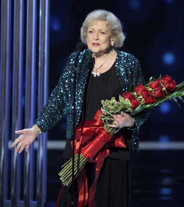Betty White recibió con 92 años de edad el galardón a mejor icono de TV favorito.
