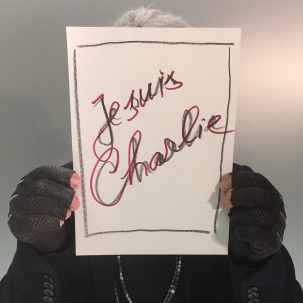 Con esta foto muestra su apoyo a Charlie Hebdo Karl Lagerfeld.