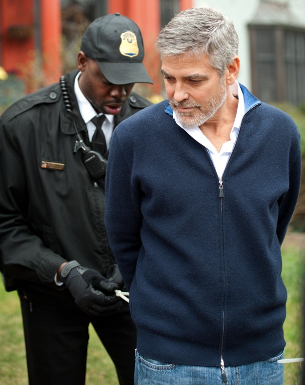 George Clooney siendo detenido. 