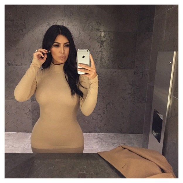 Los mil y un 'selfies' de Kim Kardashian formarán parte de su libro.