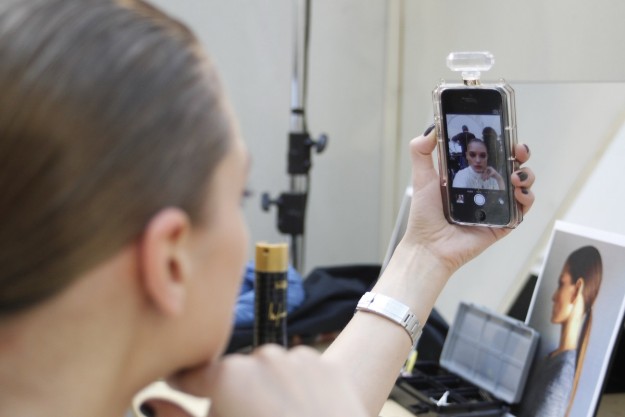 Un selfie con una funda de Chanel es doblemente it