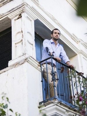 Curro S. Varela en un balcón. 