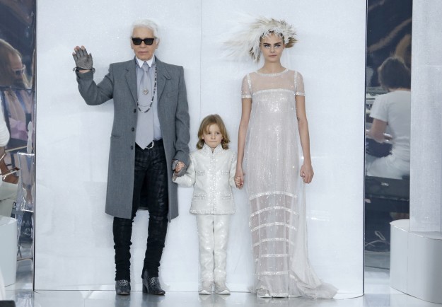 Lagerfeld y Cara Delevingne con Kroening Jr. en el cierre del desfile Chanel Alta Costura Primavera Verano 2014.