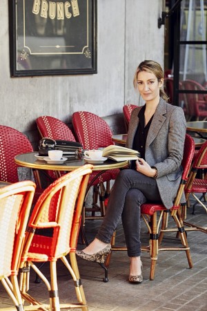 Milena Busquets sentada en un cafe. 