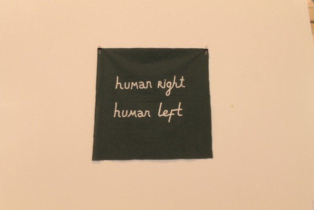 Tela en ARCO 2015 con el texto Human rigth, human left.