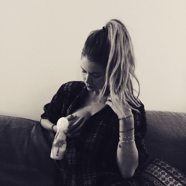 La foto que la modelo Doutzen Kroes subió a su Instagram mientras se extraía leche materna.