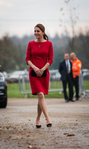 Kate Middleton el pasado noviembre, embarazada de cuatro meses, con un vestido rojo de corte midi.