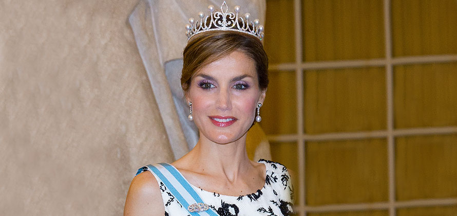 Doa Letizia estrena tiara en su puesta de largo en Europa