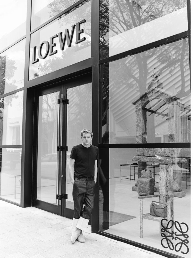 Jonathan Anderson en la fachada de la tienda de Loewe en el Design District de Miami.