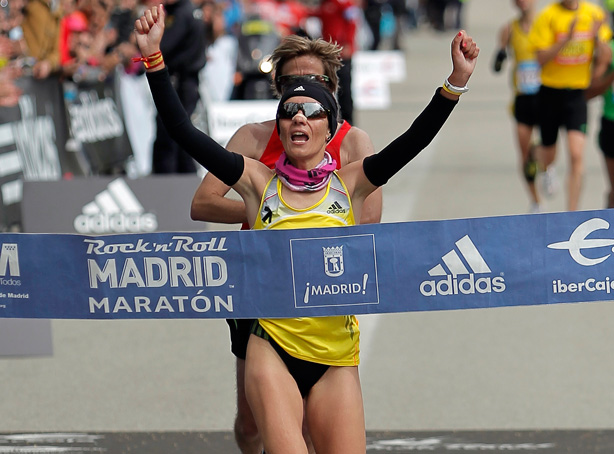 Vanessa Veiga, llegando a meta en la Maratn de Madrid 2015.
