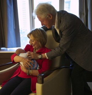 Hillary y Bill Clinton posan con su nieto