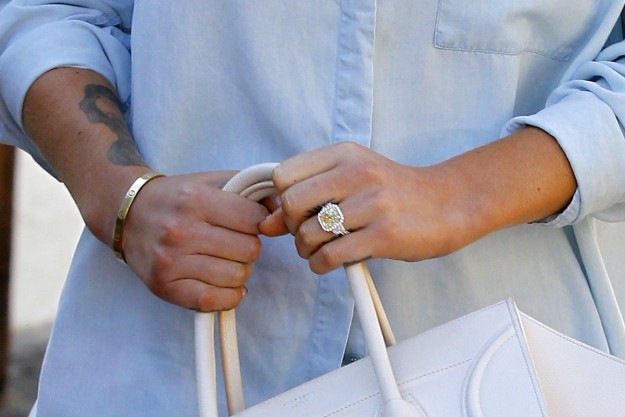 La joya en cuestión se trata de un anillo amarillo de 8,1 quilates, rodeado de pequeños diamantes blancos.