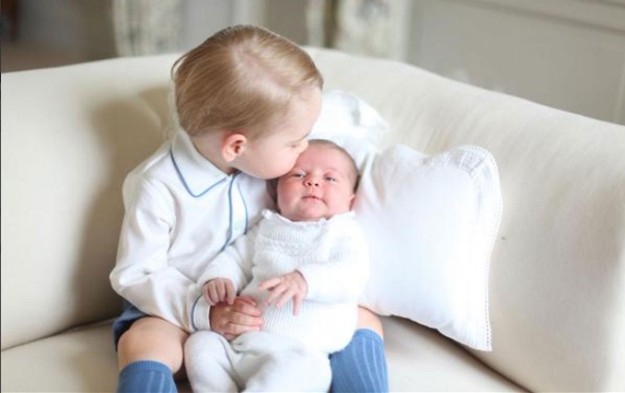 El príncipe George con su hermana la princesa Charlotte
