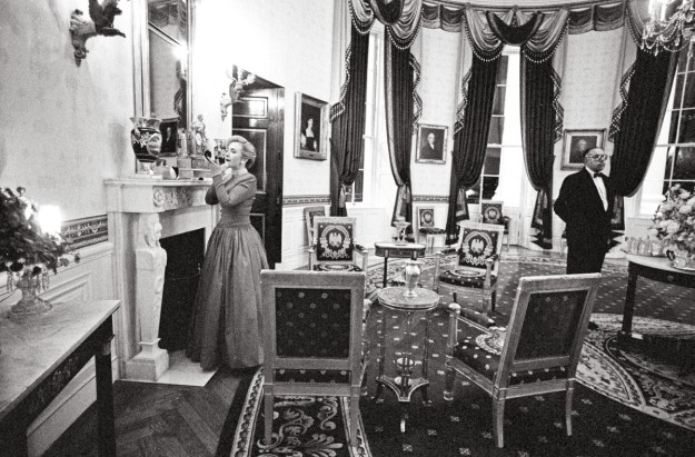 Hillary Clinton se retoca el maquillaje en el Cuarto Azul antes de una cena. A su lado, el mayordomo Jame Jeffries. (1996)