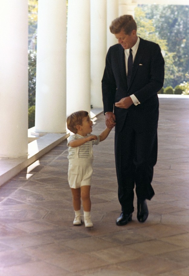 El último día de la vida de su padre, John-John le acompañó hasta la escalerilla del Air Force One, el avión presidencial. Sus padres no le dejaron viajar a Dallas, tenía 3 años de edad.