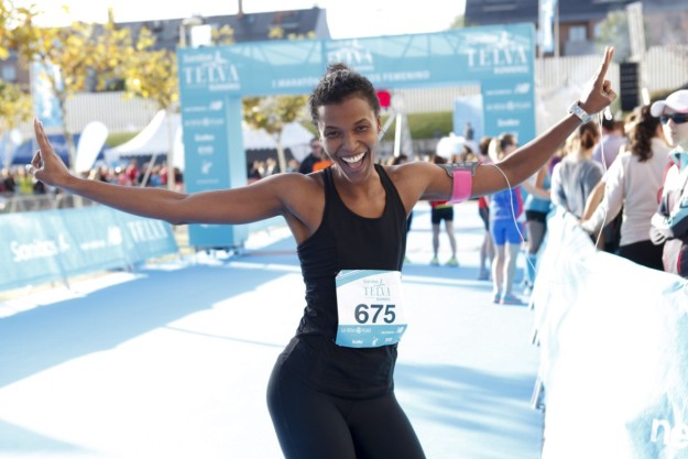 Una corredora tras completar su recorrido durante el I Maratn por relevos femenino Sanitas TELVA Running.