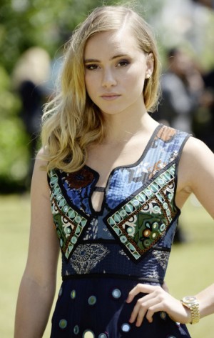 La modelo Suki Waterhouse asistió como vip al front row del desfile celebrado en Kensington Gardens de Londres.