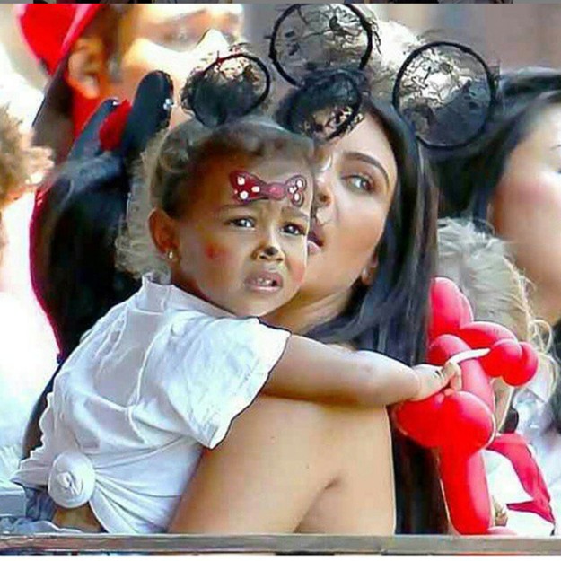 Kim Kardashian y North West con orejas en Disneyland.