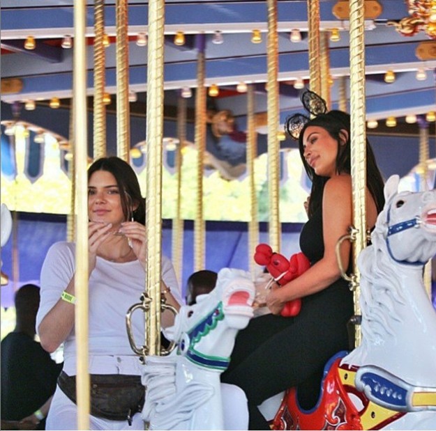 Kim Kardashian y Kendall Jenner en el carrusel.