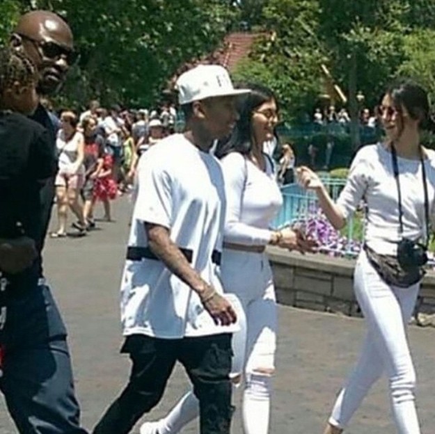 Kendal, Kylie y Tyga, con looks en blanco, se divierten como unos niños más en el parque.