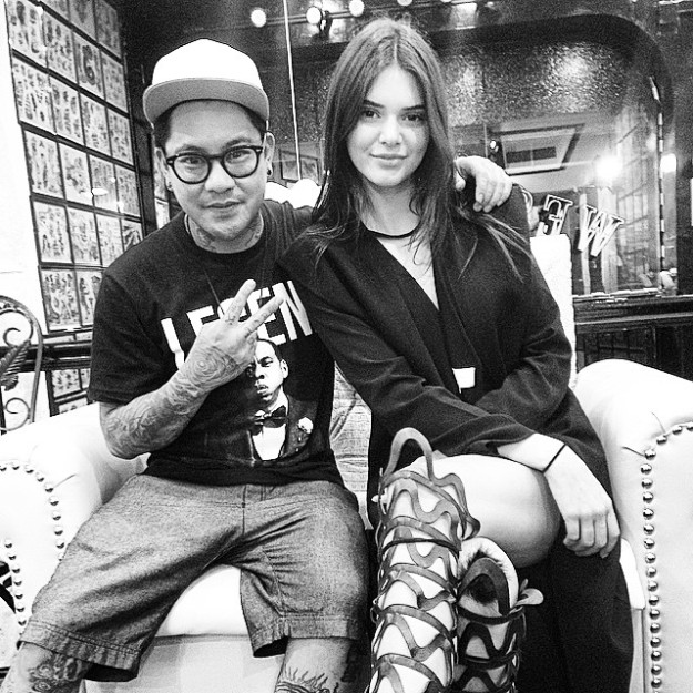 Kendall Jenner posa con Jon Boy, el autor de su tatuaje.