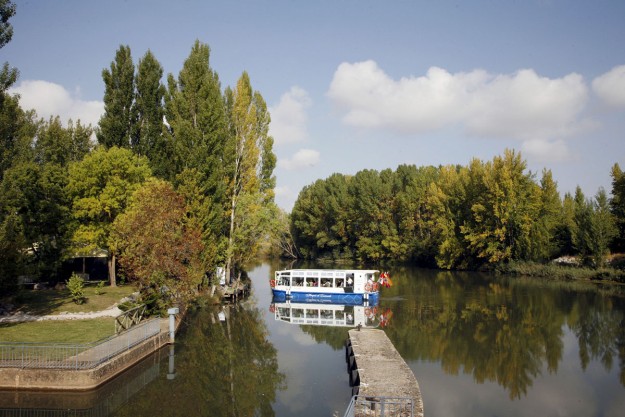 No siempre habrá que caminar, ¿por qué no dar un paseo en barco por el canal de Castilla?