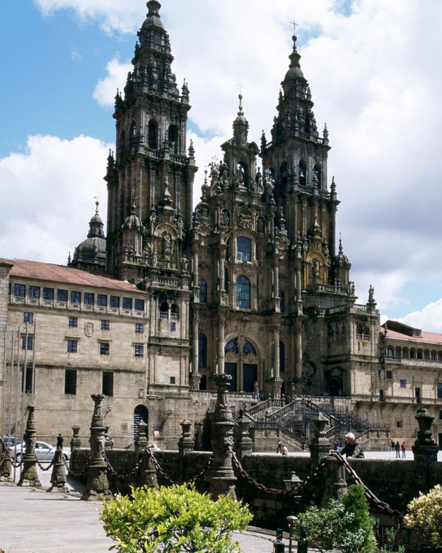 Catedral de Santiago. Aunque se inicia en el estilo románico, su famosa fachada del Obradoiro es barroca.