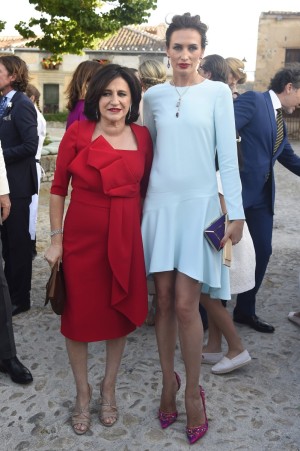 Nieves Álvarez posa con Carmen Echevarría, madre de la novia. La modelo lució un vestido de Roberto Torretta, joyas de Bulgari y accesorios de Louboutin e Yliana Yepez.