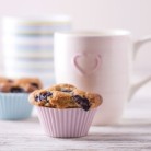 Muffins de frutos rojos + café latte, ¡el desayuno más dulce para toda la familia!