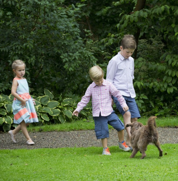 El prncipe Christian de Dinamarca, junto a sus hermanos mellizos Vincent y Josephine, disfrutando de sus mascotas en los jardines de Grasten Palace