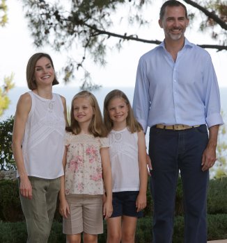 La familia real espaola inaugura oficialmente sus vacaciones en Palma con el posado oficial