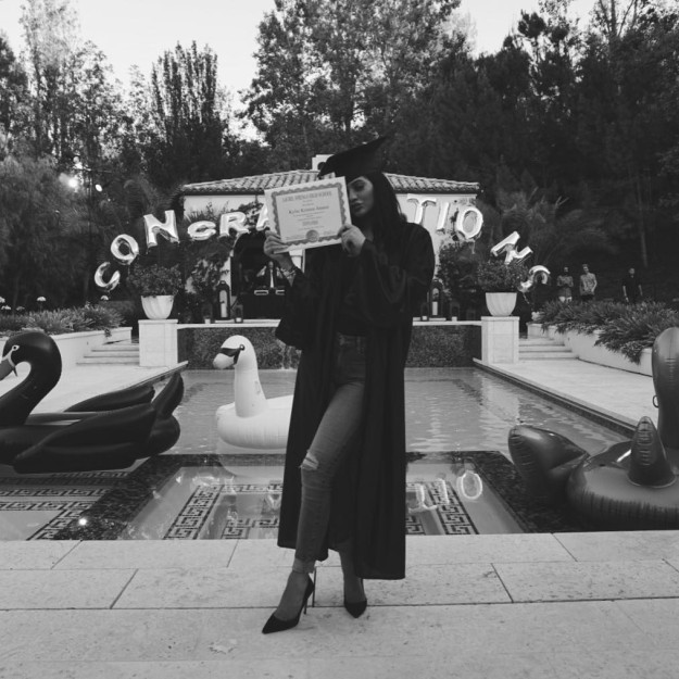 Kylie Jenner posa orgullosa con su diploma de graduada.