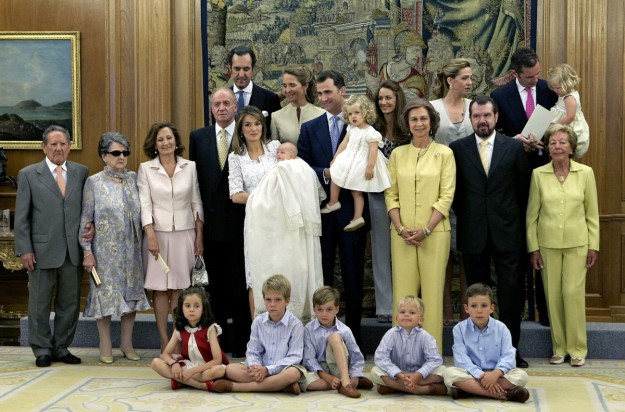 Francisco Rocasolina y Enriqueta Rodrguez junto a la Familia Real durante el bautizo de la infanta Sofa.