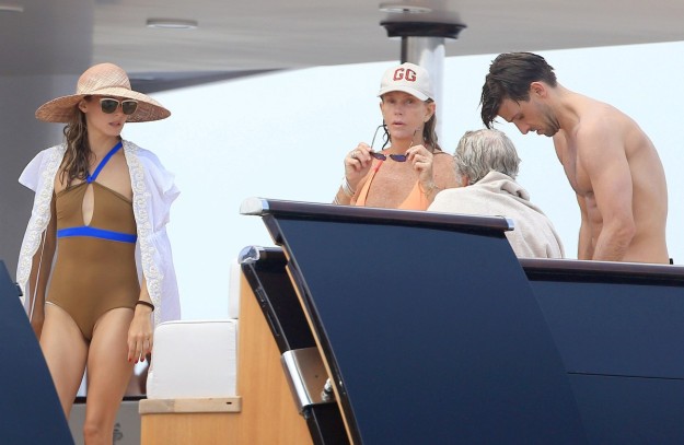 Olivia Palermo y su marido Johannes Huebl a bordo de un yate en la isla de Ibiza.