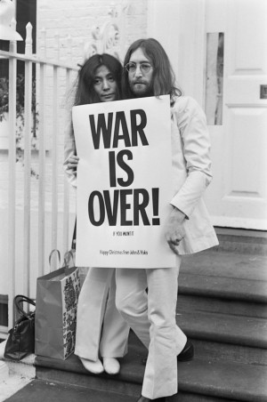 John Lennon y Yoko Ono War is Over. 