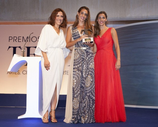 Ona Carbonell y Ana Cabello, junto a Olga Ruiz, recogiendo el Premio TELVA al Deporte 2014.