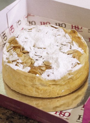 La tarta de Santiago que hace famosa a la pastelera El horno de San Onofre