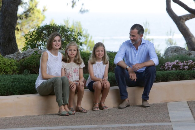 Don Felipe y Doa Letizia posaron junto a sus hijas, la Princesa de Asturias y la infanta Sofa, hace unos das en el Palacio de Marivent.