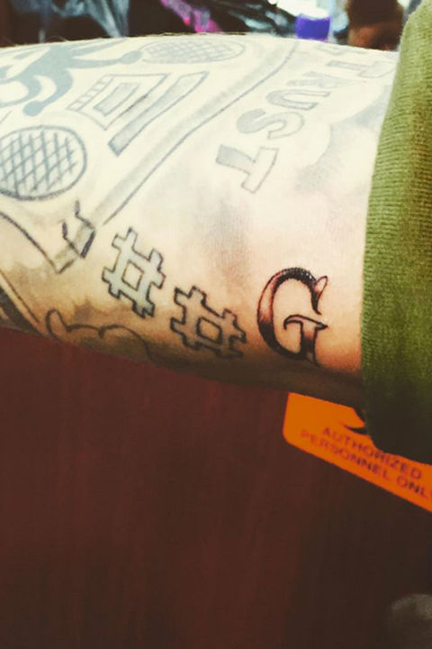 Justin Bieber se une a la moda del tatuaje solidario.