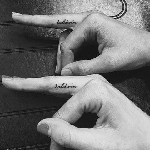 Las primas hermanas Hailey e Ireland Baldwin decidieron tatuarse su apellido en el interior del dedo.