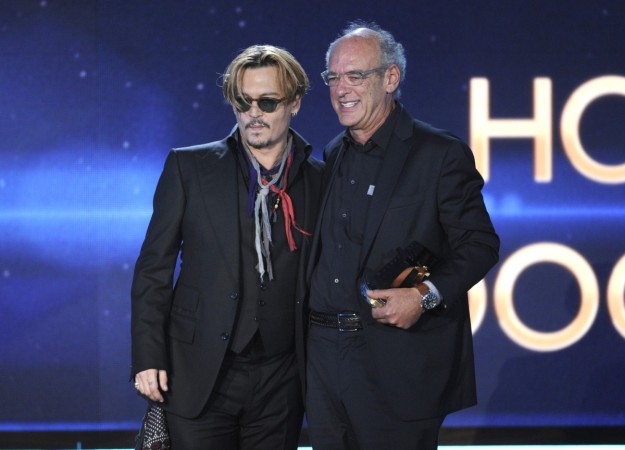Johnny Depp entregó a Shep Gordon el premio al mejor documental en los Hollywood Film Awards de 2014.