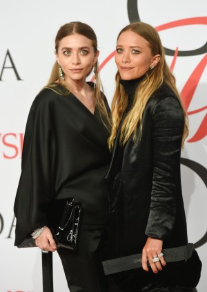 Ashley y Mary-Kate Olsen en los CFDA de 2015.